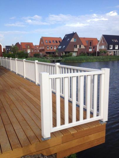 Terras aan het water in Urk